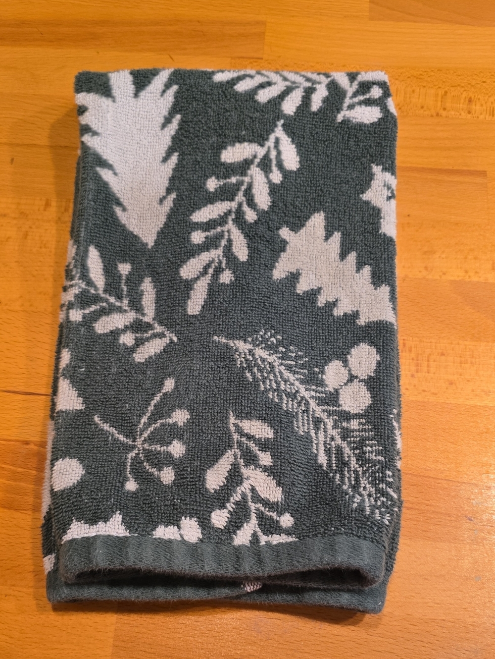 Green Leaf Pattern Hand Towel